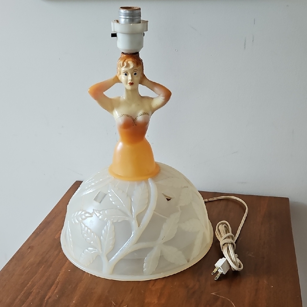 Vintage Mid Century Hard Plastic Lady Boudoir Figural Table Lamp